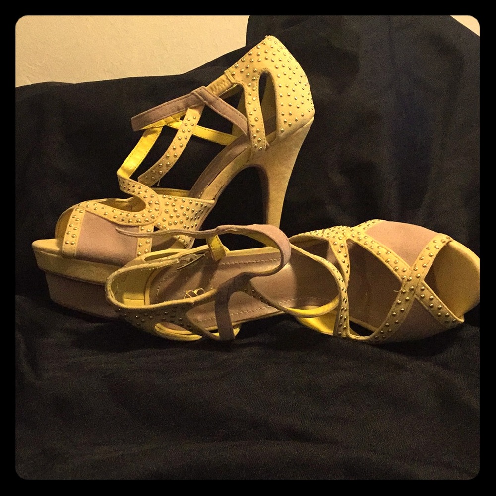 Scene pale yellow heels